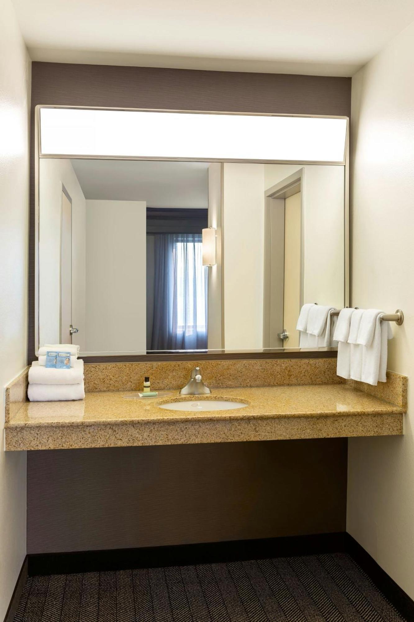 Courtyard By Marriott Madison West / Middleton Hotel Ngoại thất bức ảnh